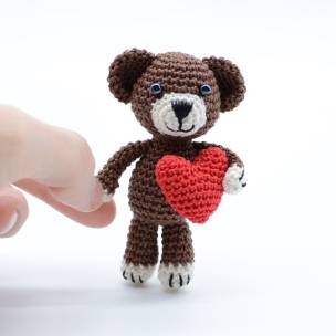 Ursulet maro cu inimioara crosetat, Cadou Valentine's Day, 7 cm inaltime