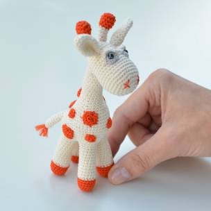 Girafa miniatura crosetata crem cu portocaliu, 13 cm inaltime