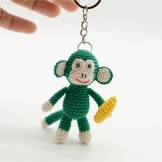 cadou breloc verde maimuta din bumbac crosetata