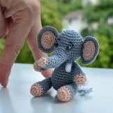 Jucarie amigurumi elefant in miniatura lucrata manual din bumbac 100 % si umpluta cu vatelina hipoalergenica
