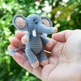 Jucarie amigurumi elefant in miniatura lucrata manual din bumbac 100 % si umpluta cu vatelina hipoalergenica