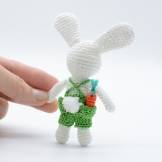 Amigurumi iepuras in miniatura, cu pantaloni verzi, lucrat manual din bumbac si umplut cu vatelina hipoalergenica