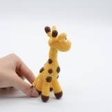Jucarie amigurumi girafa, lucrata manual din fire de bumbac, umpluta cu vatelina hipoalergenica