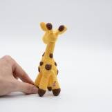 Jucarie amigurumi girafa, lucrata manual din fire de bumbac, umpluta cu vatelina hipoalergenica