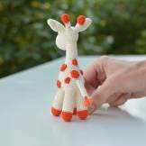 Jucarie girafa in miniatura lucrata manual din fire de bumbac si umpluta cu vatelina hipoalergenica