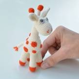 girafa lucrata manual din bumbac si umpluta cu vatelina hipoalergenica